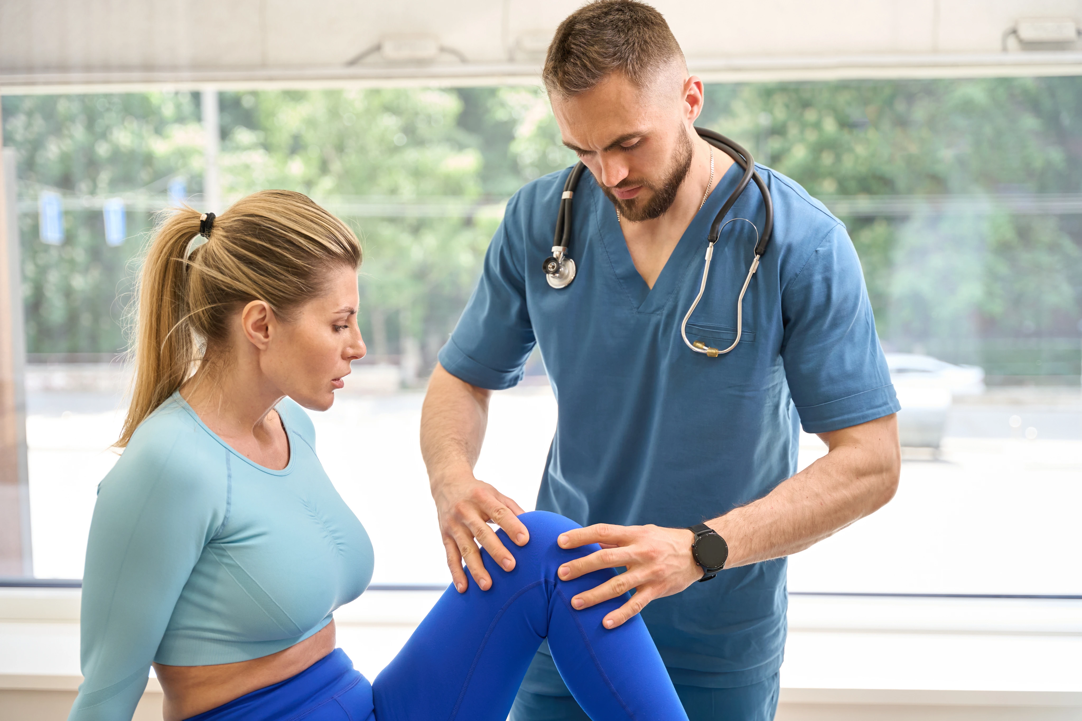 A clinician assessing a patient&rsquo;s knee
